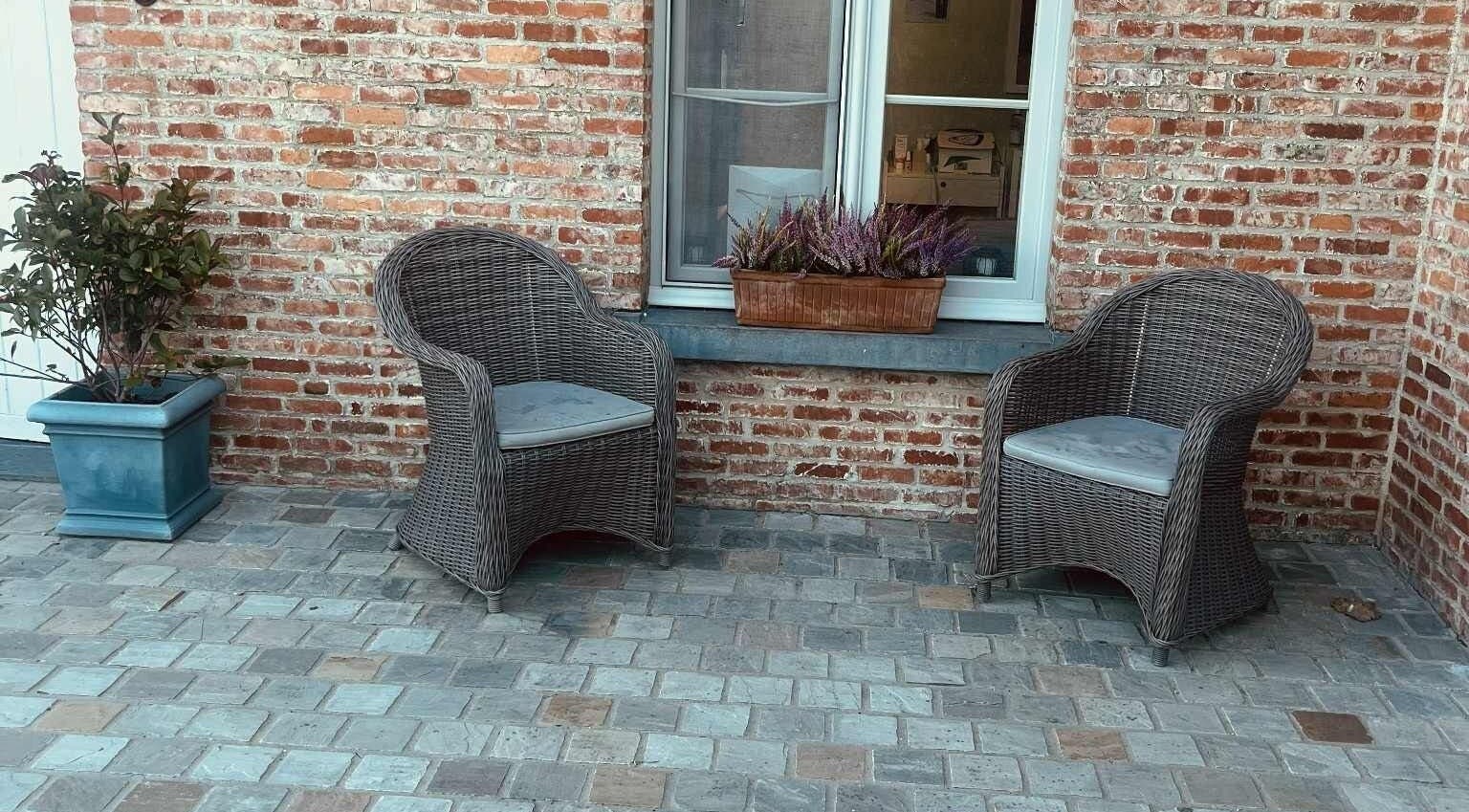 Rustieke zithoek bij Schoonheidsinstituut Amaris in Izegem, Vlaanderen, BE met rieten stoelen en bloemen.