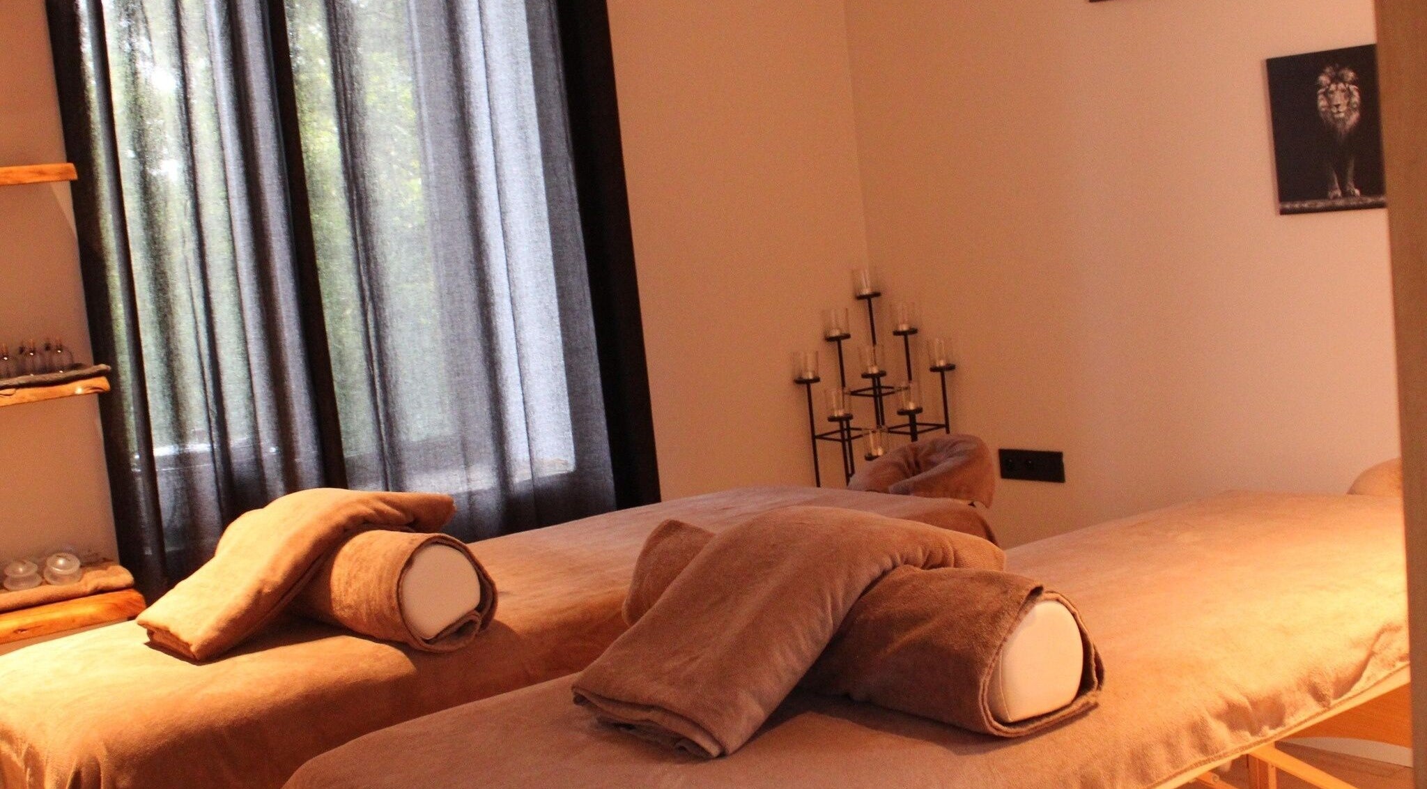 Wellnessruimte met massagebedden bij RelaxatieBekenhof, Lauwe, Vlaanderen, BE. Gezellige sfeer met kaarslicht.