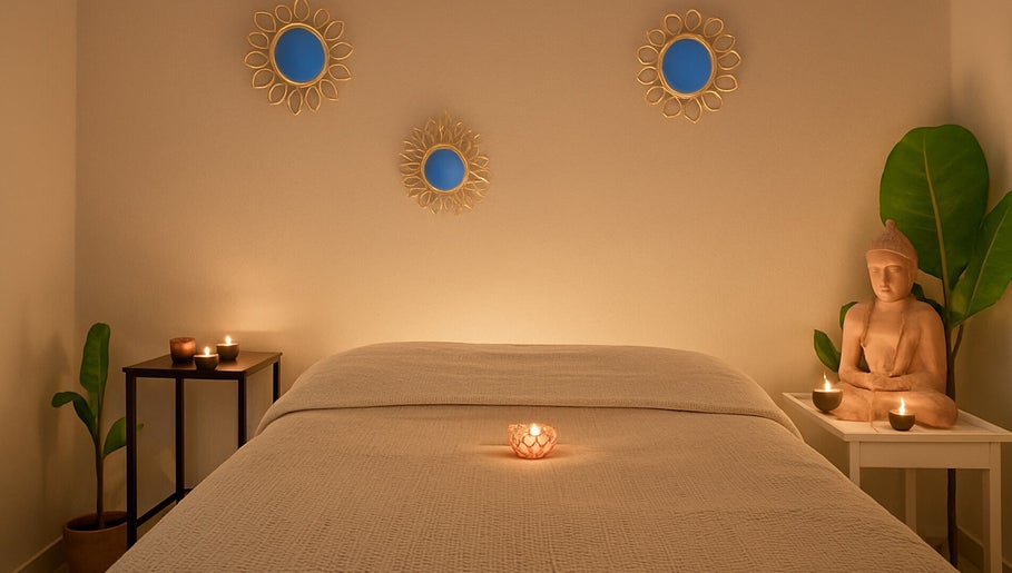 Salle de massage apaisante chez INDIANAYUR à Montpellier, Occitanie, FR, avec bougies et statue zen.