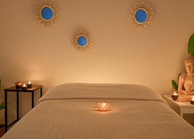 Salle de massage apaisante chez INDIANAYUR à Montpellier, Occitanie, FR, avec bougies et statue zen.