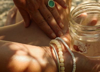 Soins de massage avec huile à INDIANAYUR, Montpellier, Occitanie, FR, pour une peau éclatante.