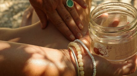 Soins de massage avec huile à INDIANAYUR, Montpellier, Occitanie, FR, pour une peau éclatante.