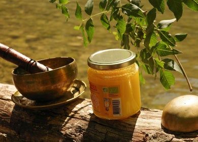 Bol et ghee sur bois devant l'eau à INDIANAYUR, Montpellier, Occitanie, FR.