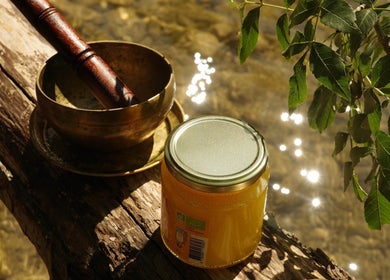 Pot en verre et bol tibétain sur bois chez INDIANAYUR, Montpellier, Occitanie, FR.