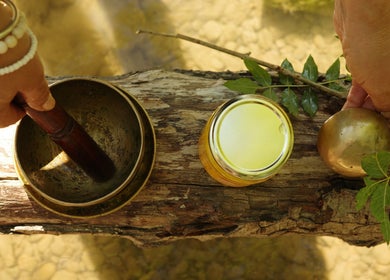 Rituel ayurvédique chez INDIANAYUR à Montpellier, Occitanie, FR, avec bol chantant et huiles.