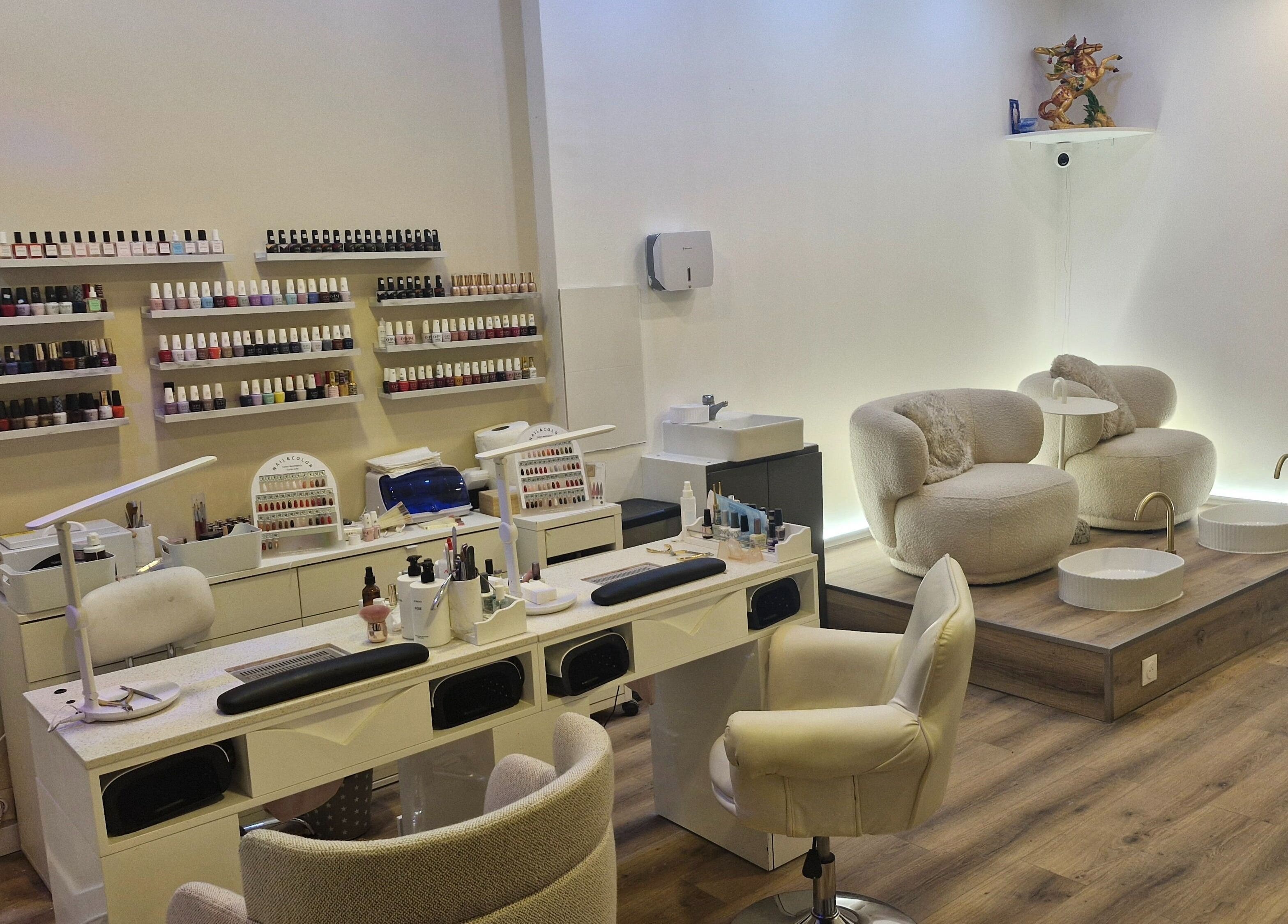 Studio de manucure chic chez You Rêve Paris, Paris, Île-de-France, FR, avec fauteuils en peluche et vernis organisés.