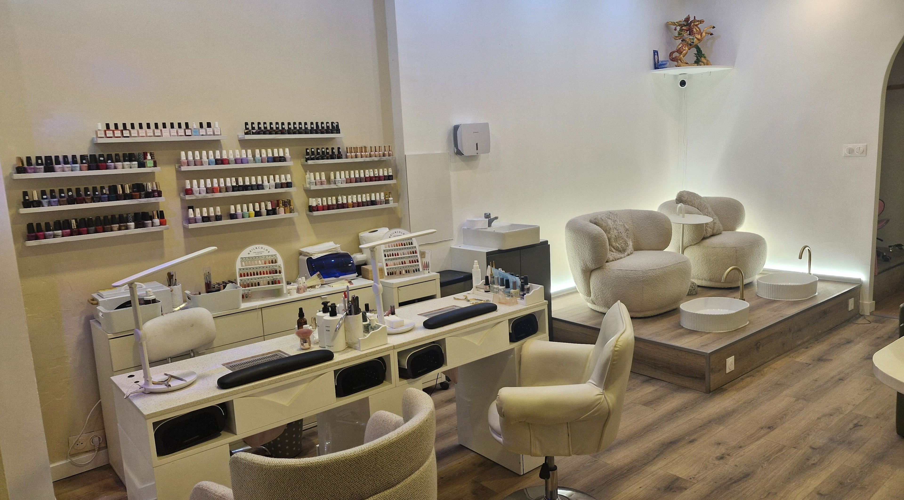 Studio de manucure chic chez You Rêve Paris, Paris, Île-de-France, FR, avec fauteuils en peluche et vernis organisés.