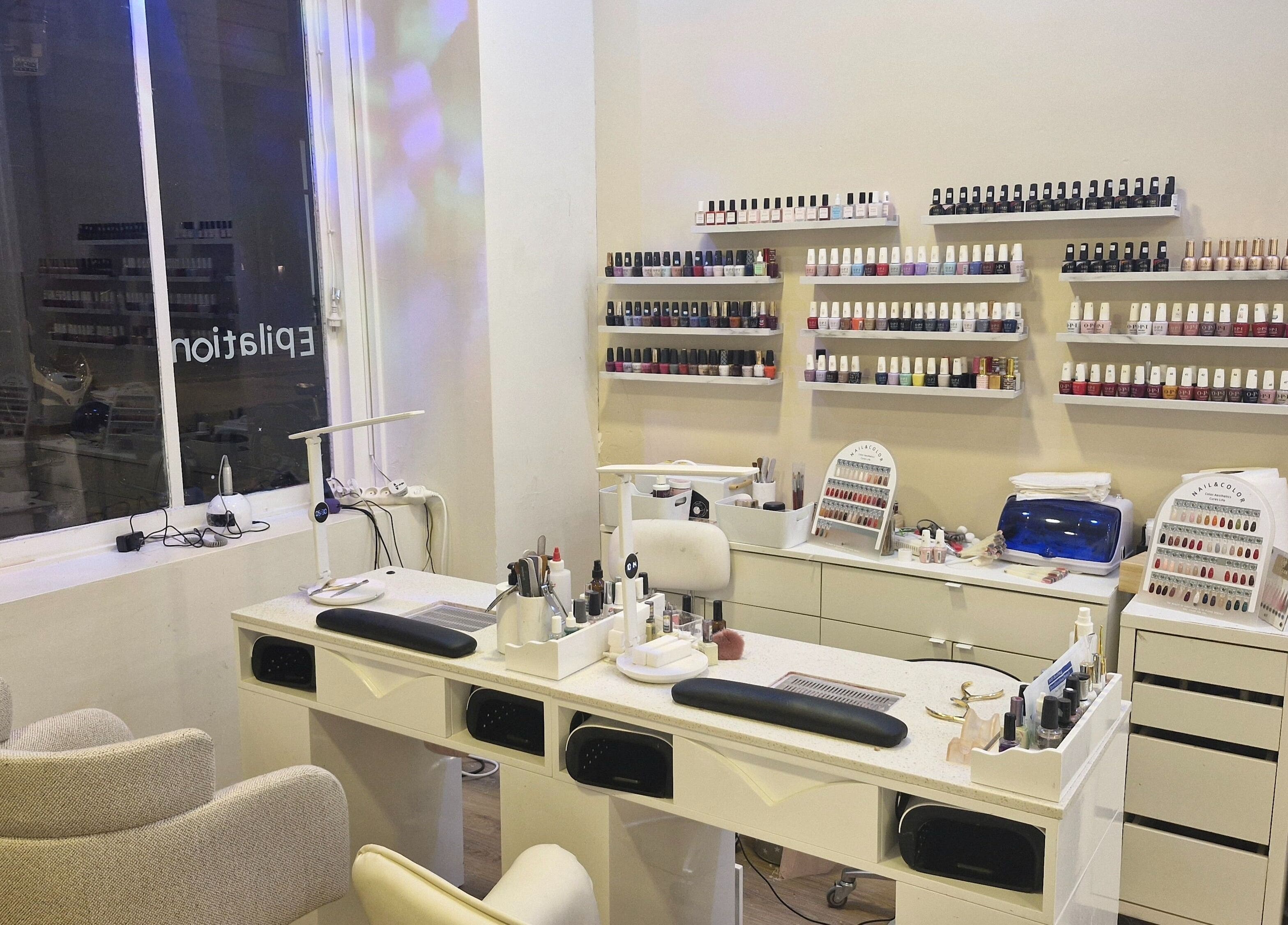 Table de manucure élégante à You Rêve Paris, Paris, Île-de-France, FR, avec vernis colorés et outils.