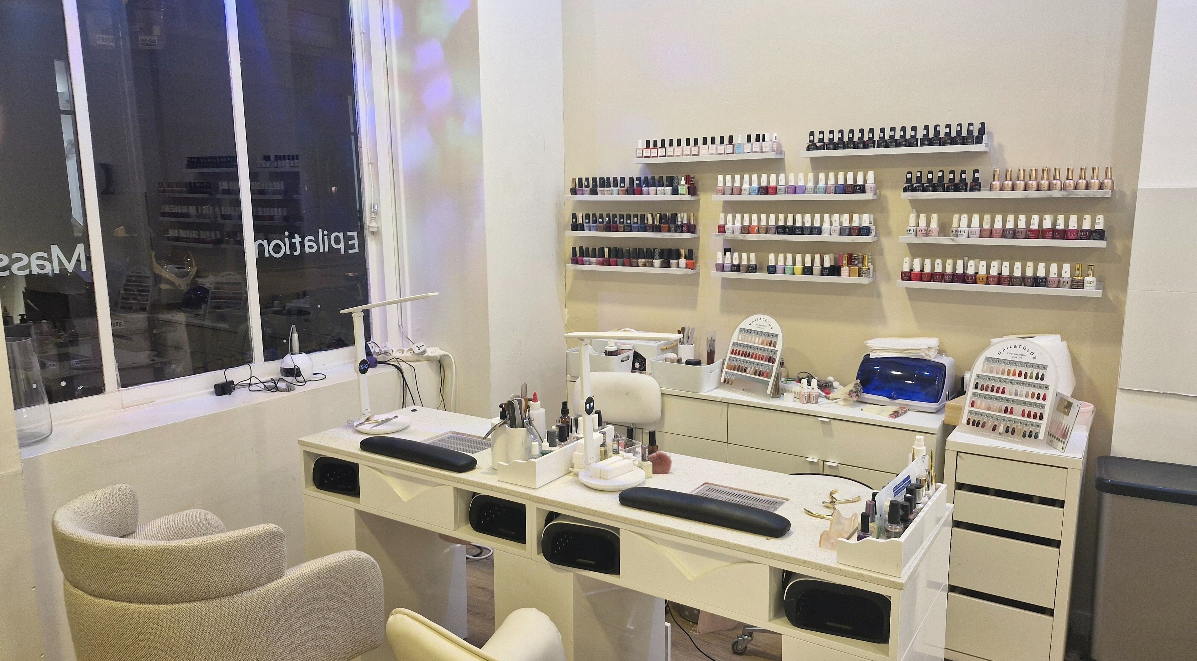 Table de manucure élégante à You Rêve Paris, Paris, Île-de-France, FR, avec vernis colorés et outils.