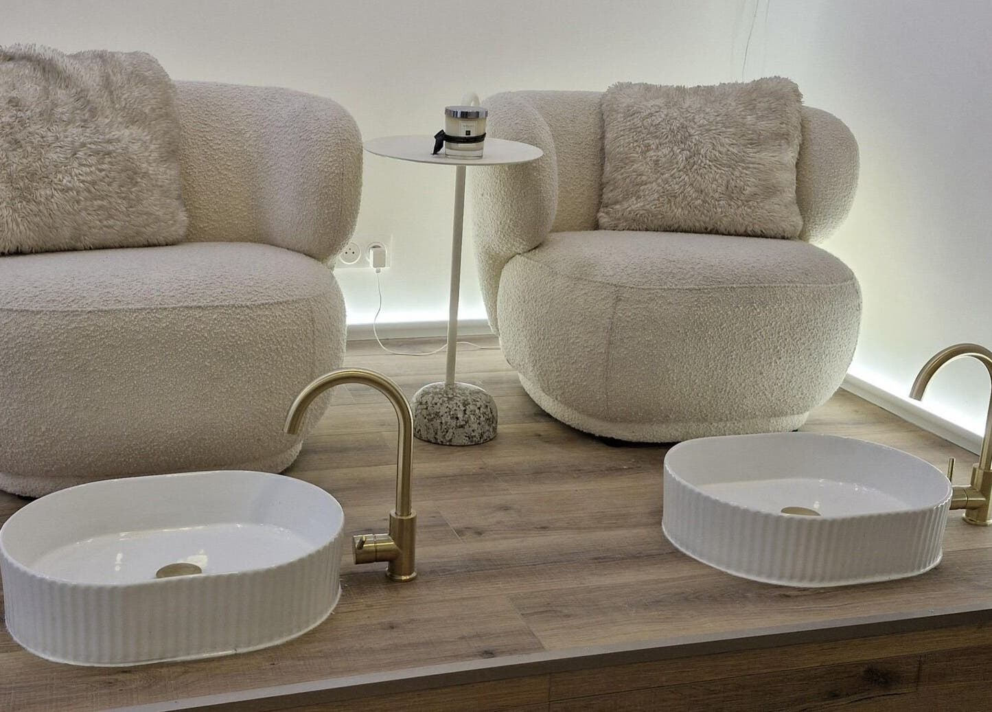 Fauteuils douillets chez You Rêve Paris pour pédicure à Paris, Île-de-france, FR.