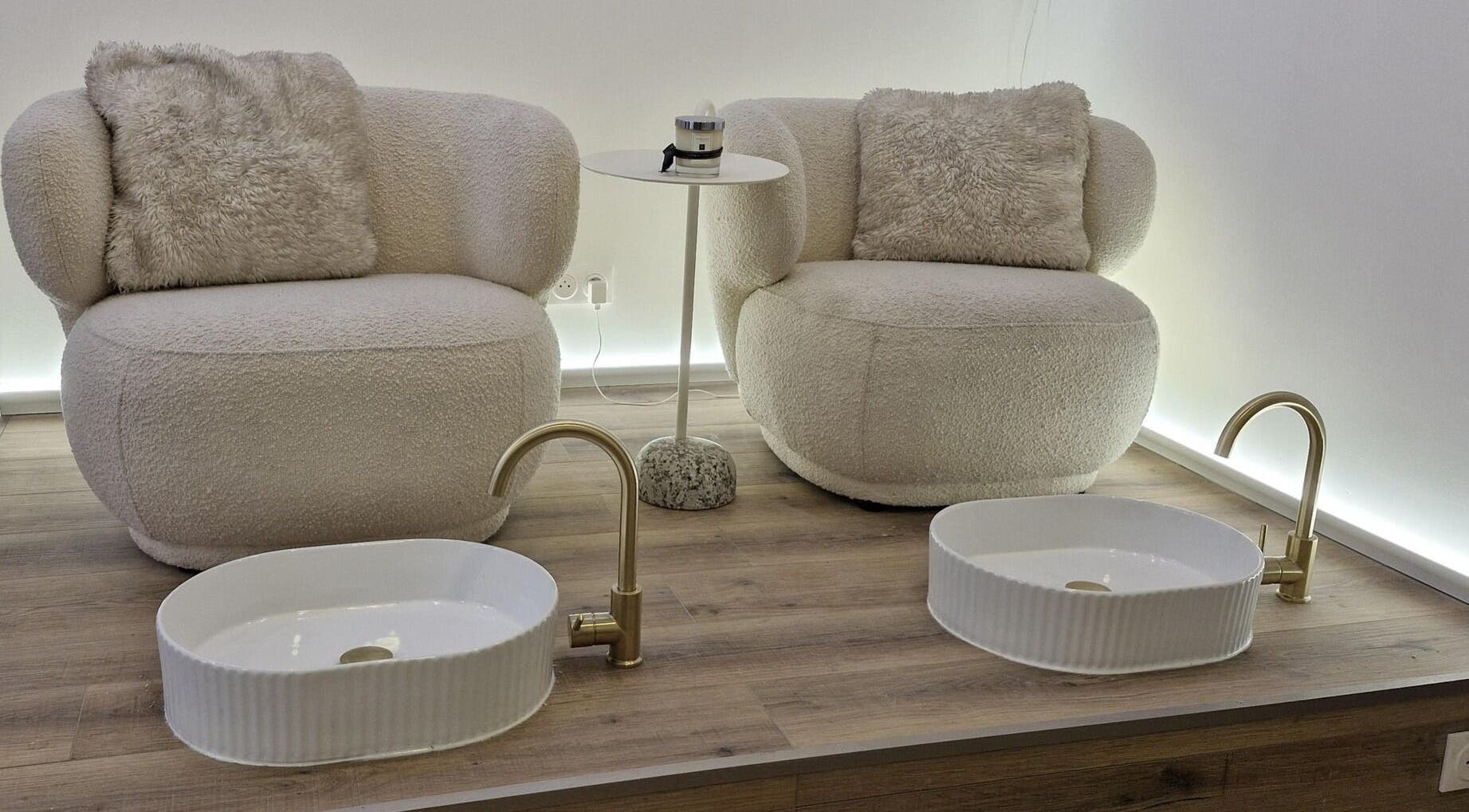 Fauteuils douillets chez You Rêve Paris pour pédicure à Paris, Île-de-france, FR.