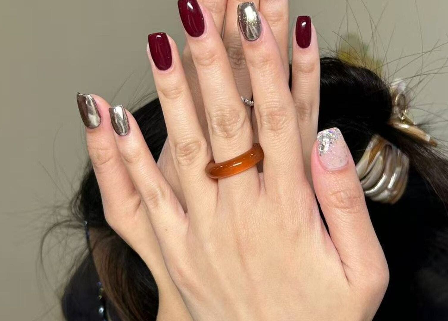 Manucure brillante à You Rêve Paris, Paris, Île-de-France, FR, avec vernis rouge et argenté.