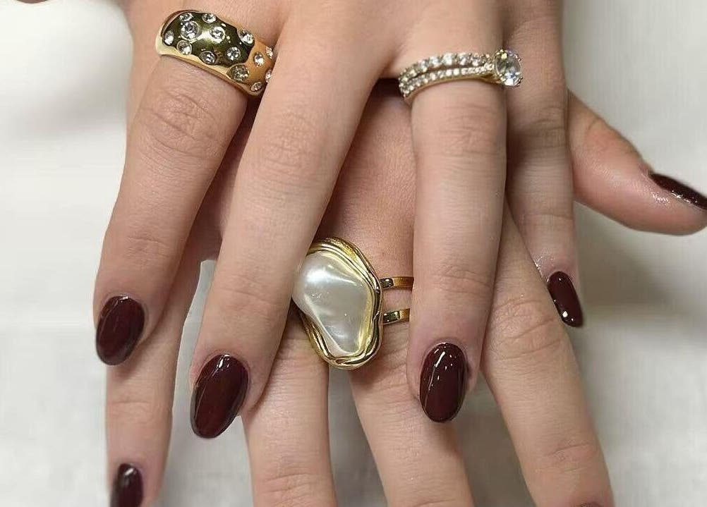 Manucure chic avec bagues vues au salon You Rêve Paris, Paris, Île-de-France, FR.