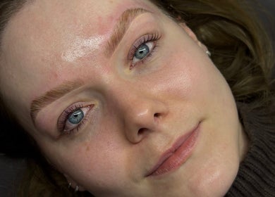 Close das sobrancelhas modeladas em Duda Flores Beauty, Tweed Heads, New South Wales, AU.