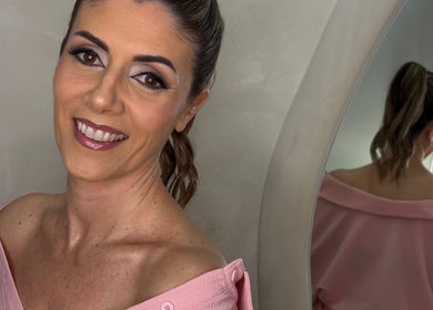 Cliente sorrindo em Duda Flores Beauty, Tweed Heads, New South Wales, AU, refletida no espelho.