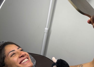 Cliente sorrindo após tratamento na Duda Flores Beauty, Tweed Heads, New South Wales, AU.