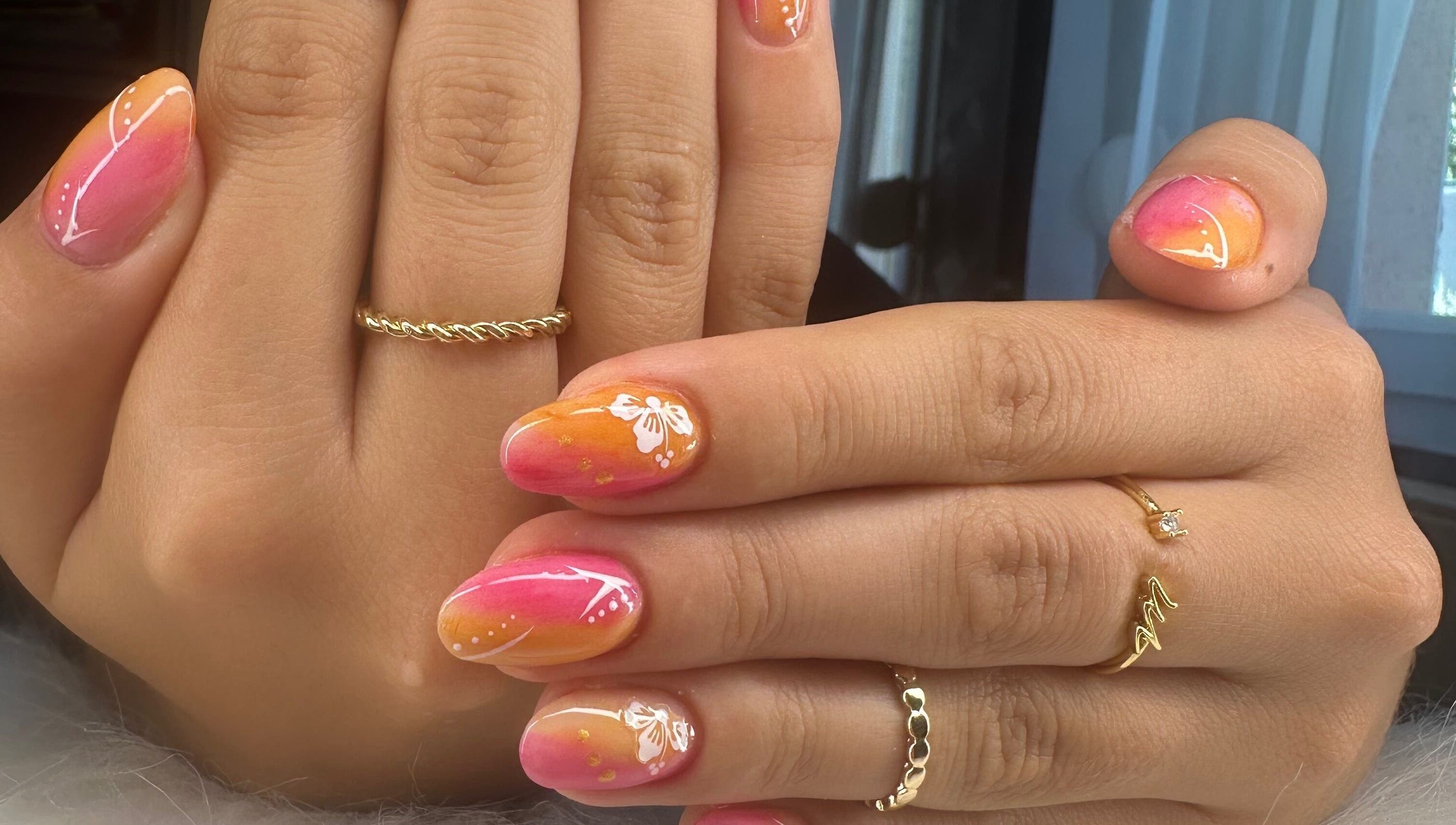 Nail art vibrant avec motifs floraux chez Un instant Mimi, Audelange, Bourgogne-franche-comté, FR.