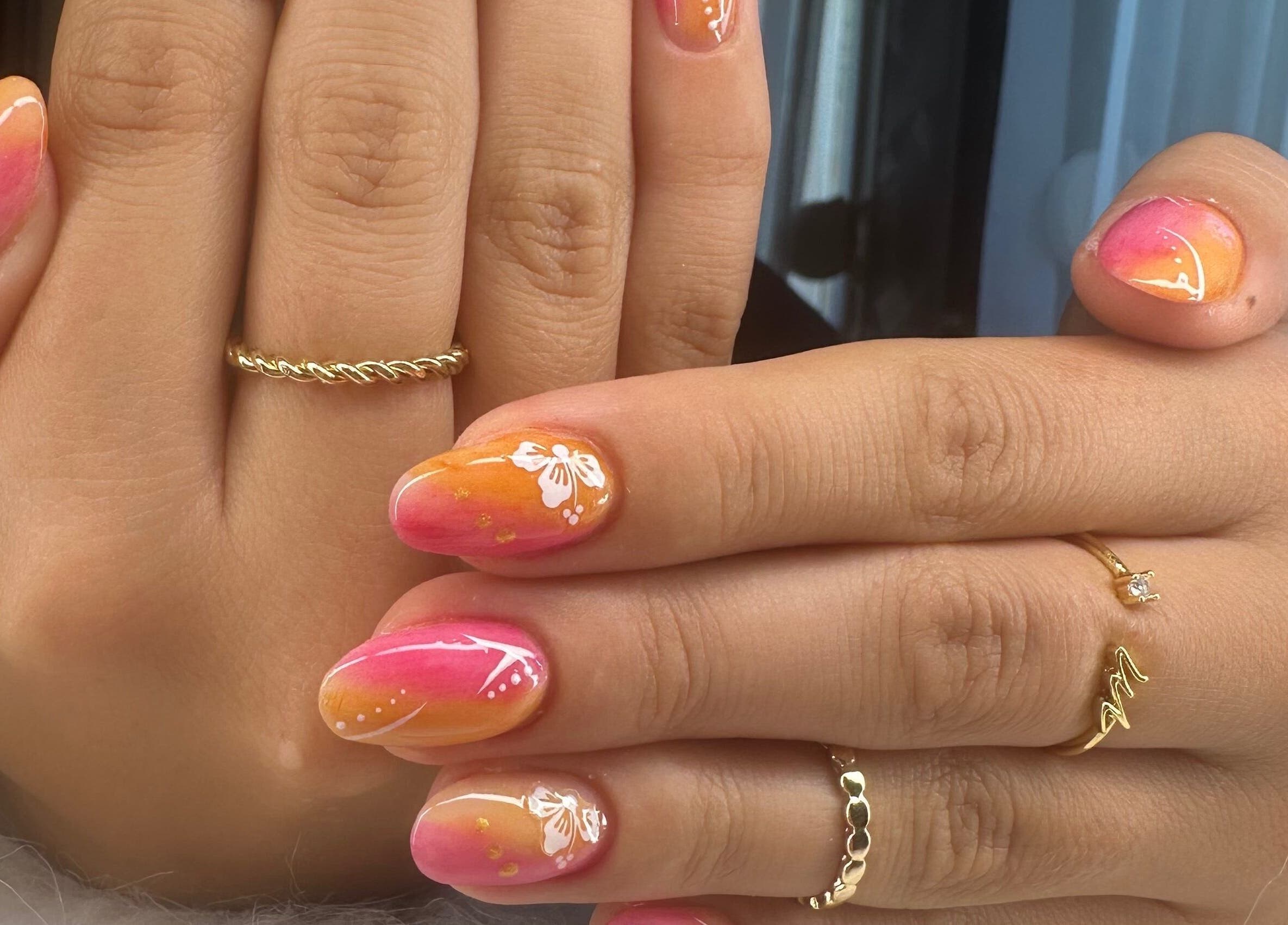 Nail art vibrant avec motifs floraux chez Un instant Mimi, Audelange, Bourgogne-franche-comté, FR.