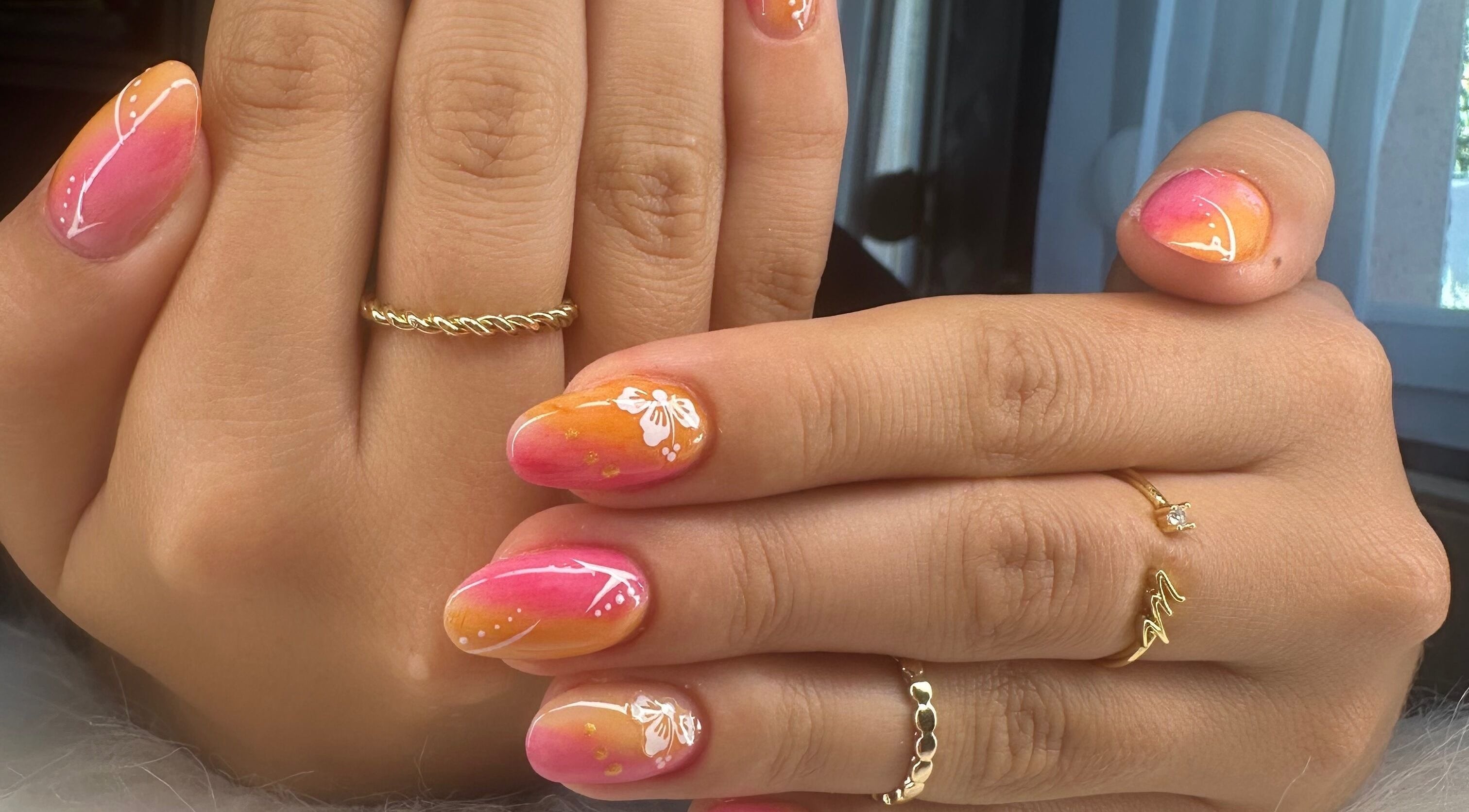 Nail art vibrant avec motifs floraux chez Un instant Mimi, Audelange, Bourgogne-franche-comté, FR.