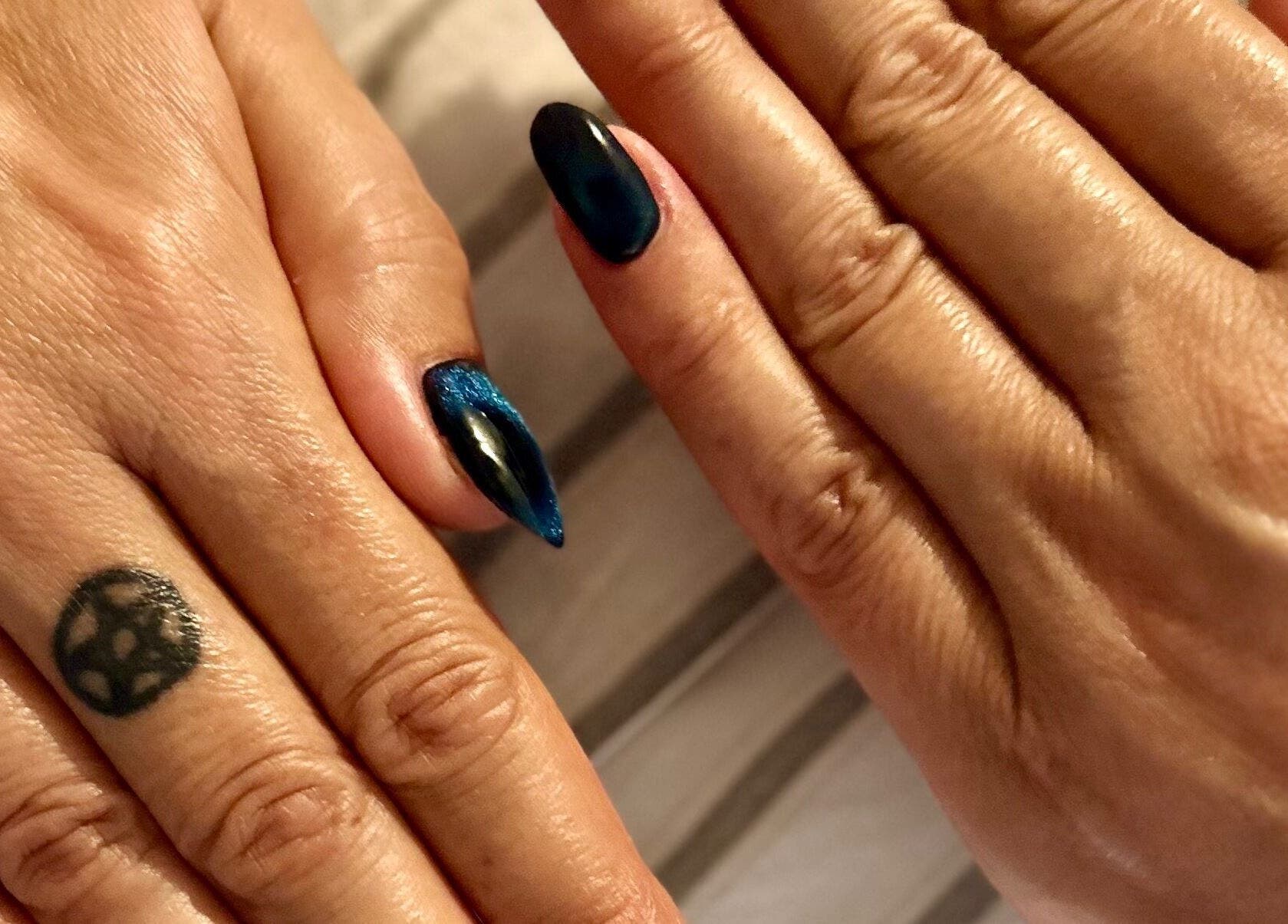 Manucure élégante bleu Un instant Mimi Audelange Bourgogne-franche-comté FR.