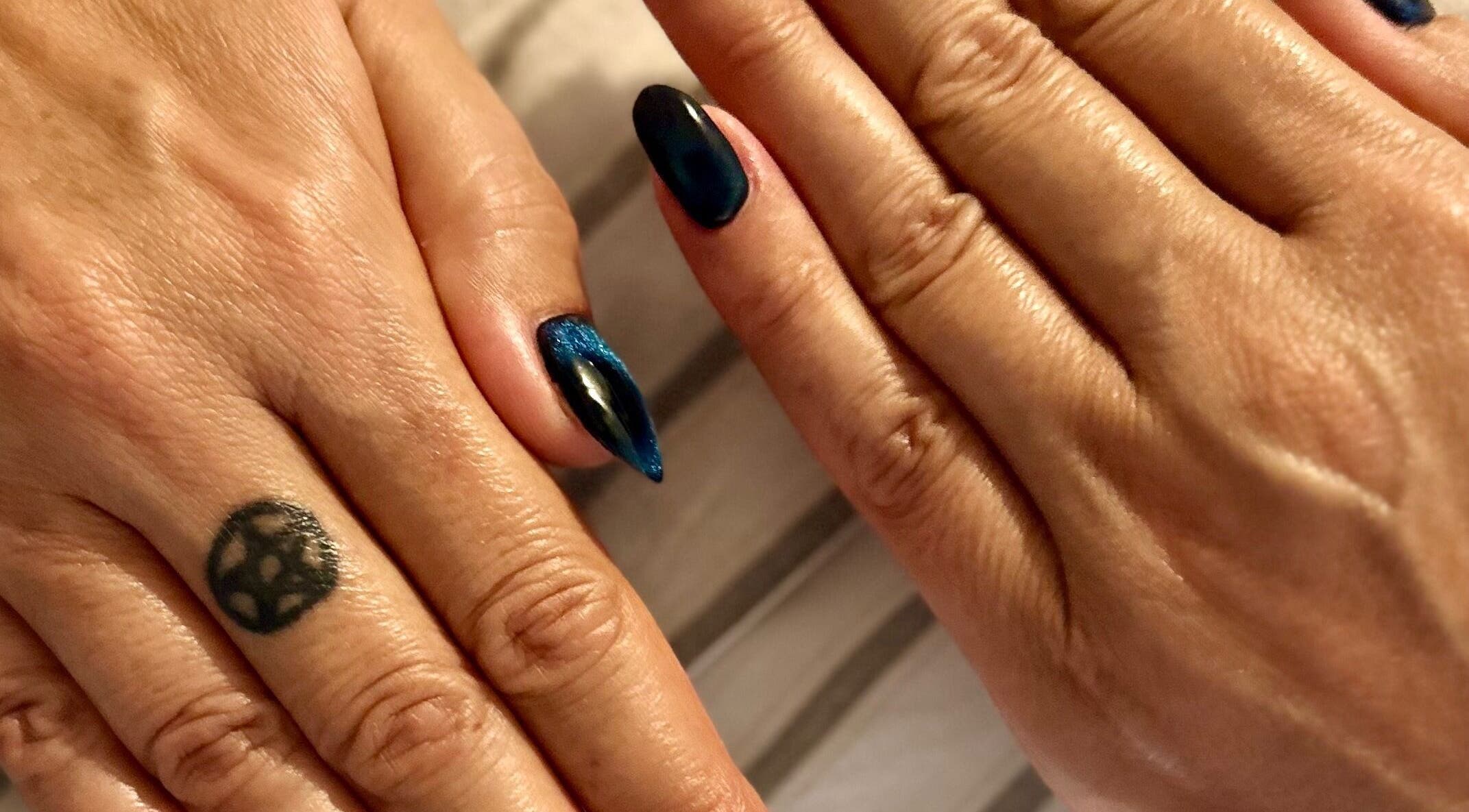 Manucure élégante bleu Un instant Mimi Audelange Bourgogne-franche-comté FR.