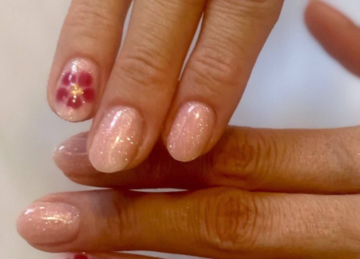 Manucure étincelante avec motif floral chez Un instant Mimi, Audelange, Bourgogne-franche-comté, FR.