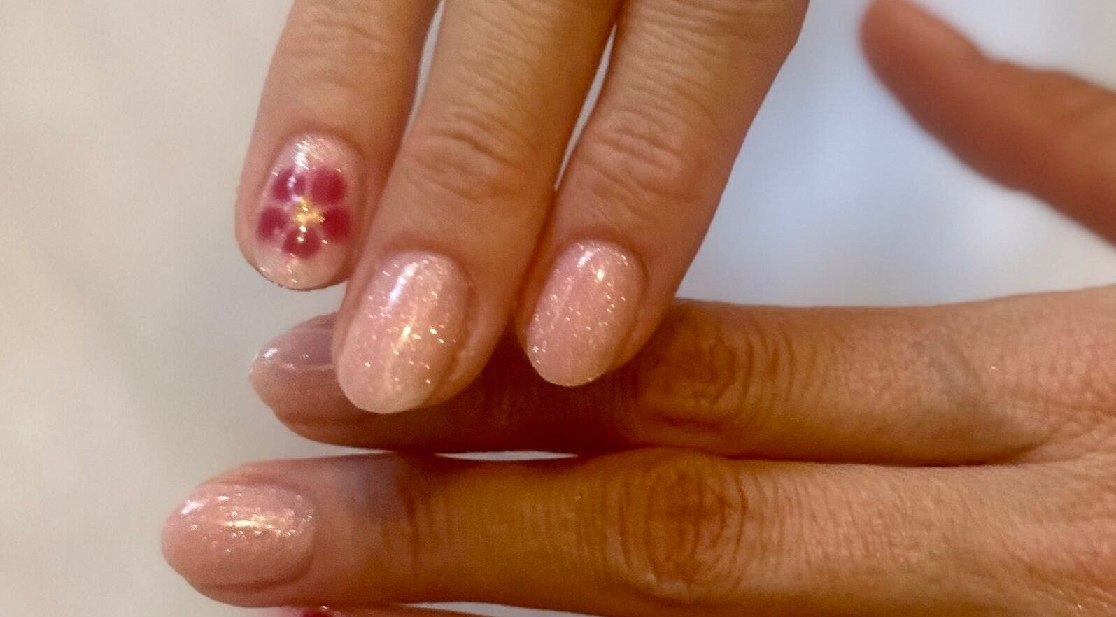 Manucure étincelante avec motif floral chez Un instant Mimi, Audelange, Bourgogne-franche-comté, FR.