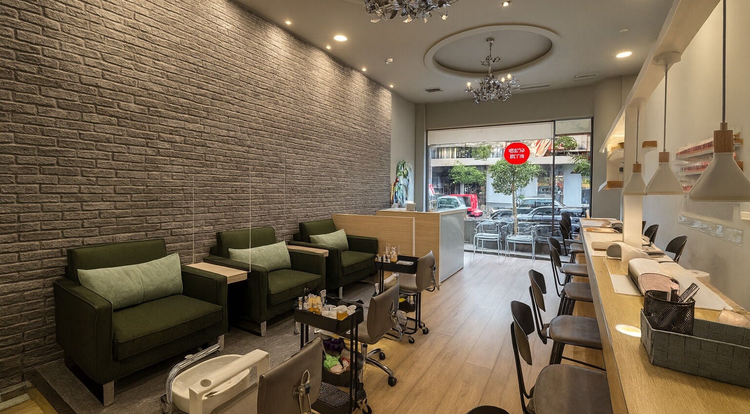 Εσωτερικό του NAILJAM στην Αθήνα, GR με άνετες καρέκλες και σύγχρονη διακόσμηση.