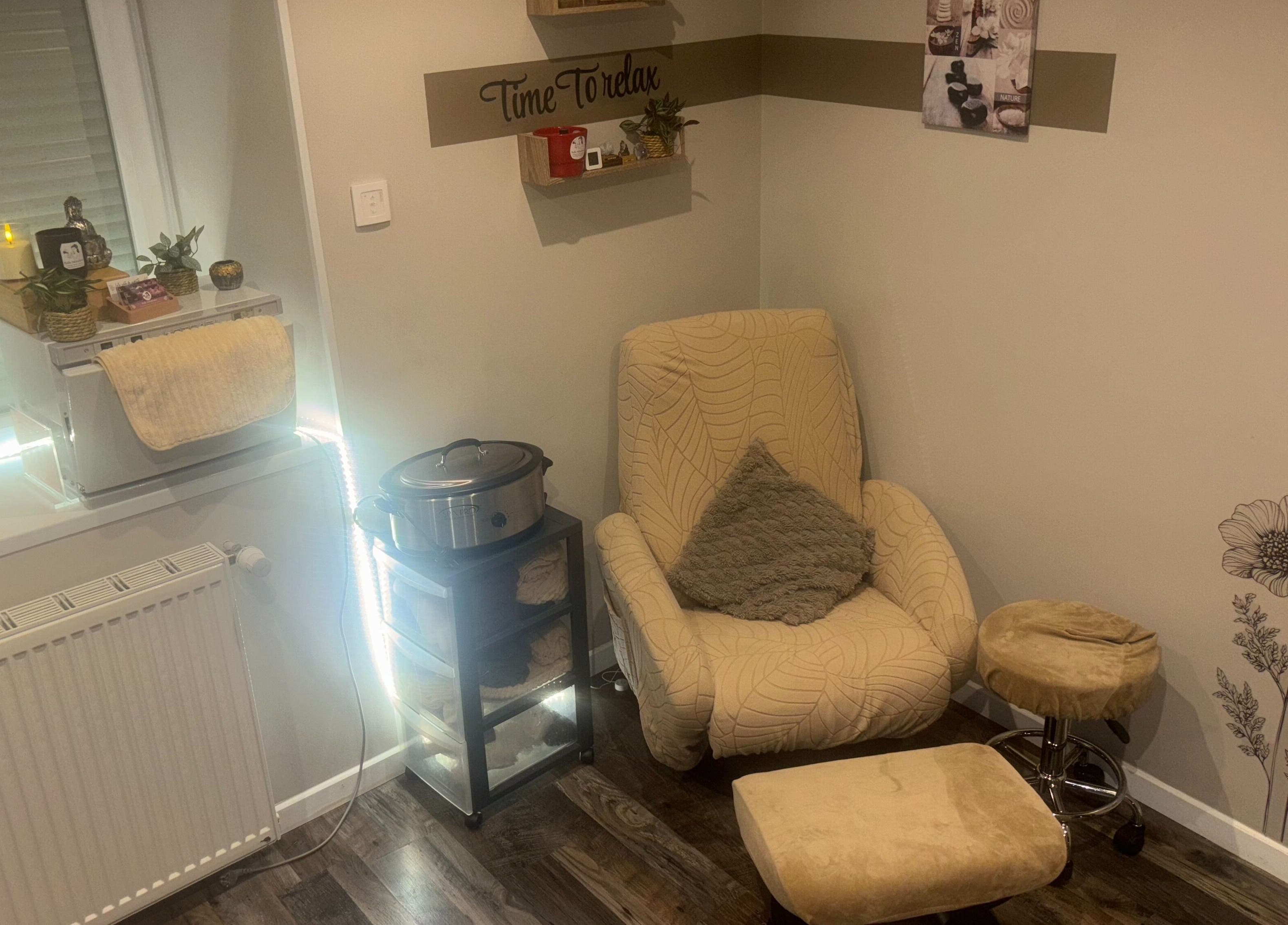 Espace détente avec fauteuil confortable chez BULLE MELODIEUSE, Totainville, Grand Est, FR.