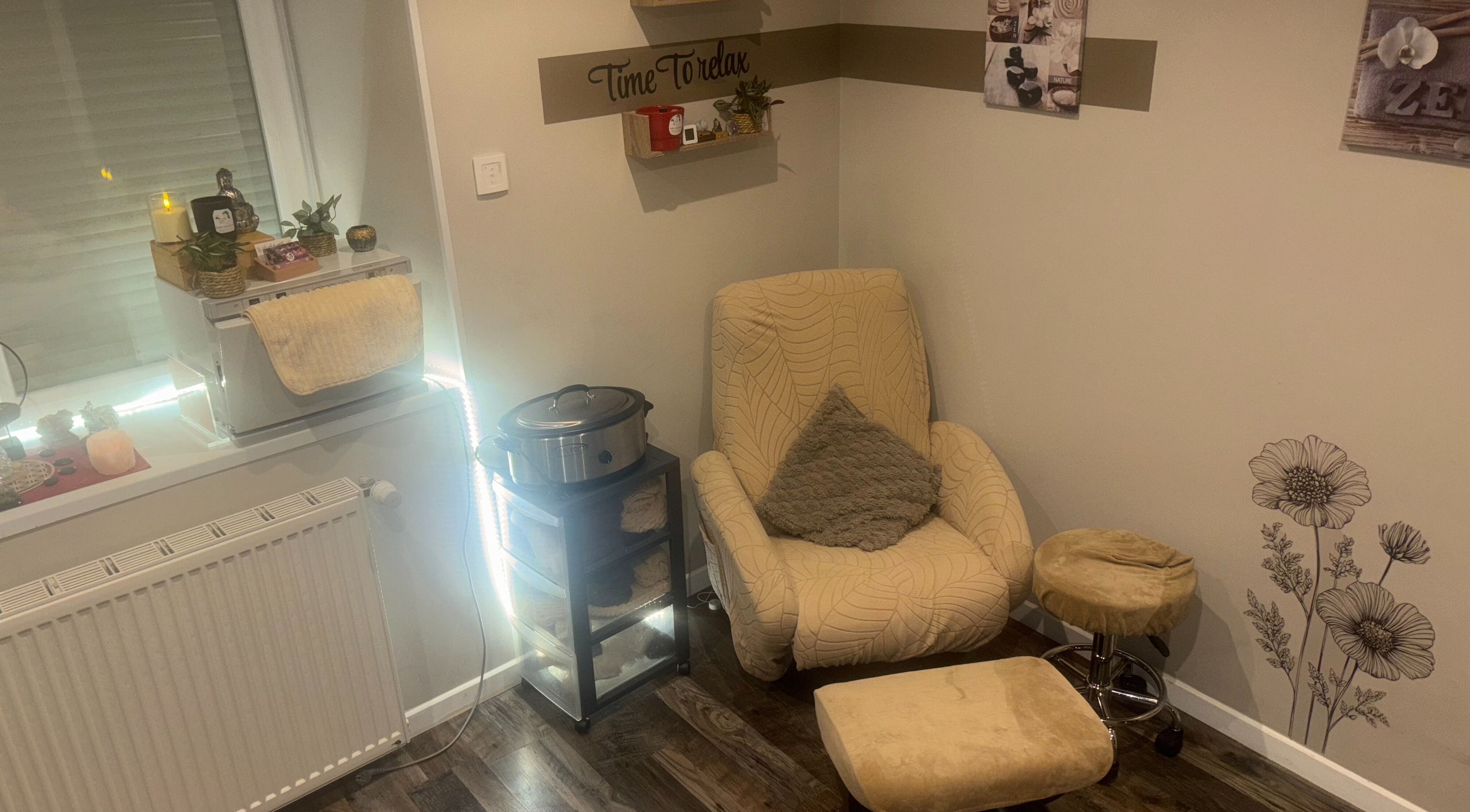 Espace détente avec fauteuil confortable chez BULLE MELODIEUSE, Totainville, Grand Est, FR.