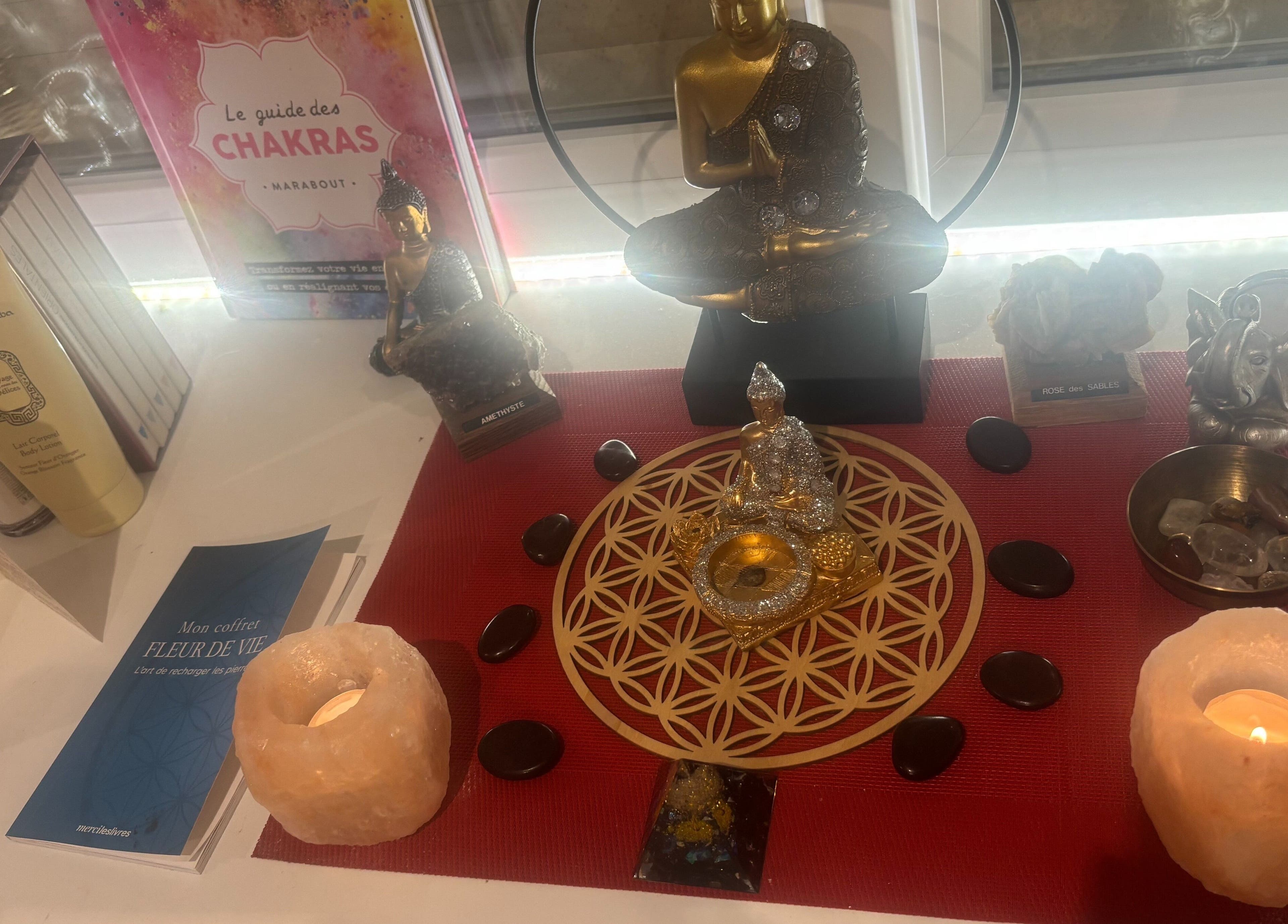 Décoration zen à BULLE MELODIEUSE, Totainville, Grand Est, FR, avec statues de Bouddha et bougies apaisantes.