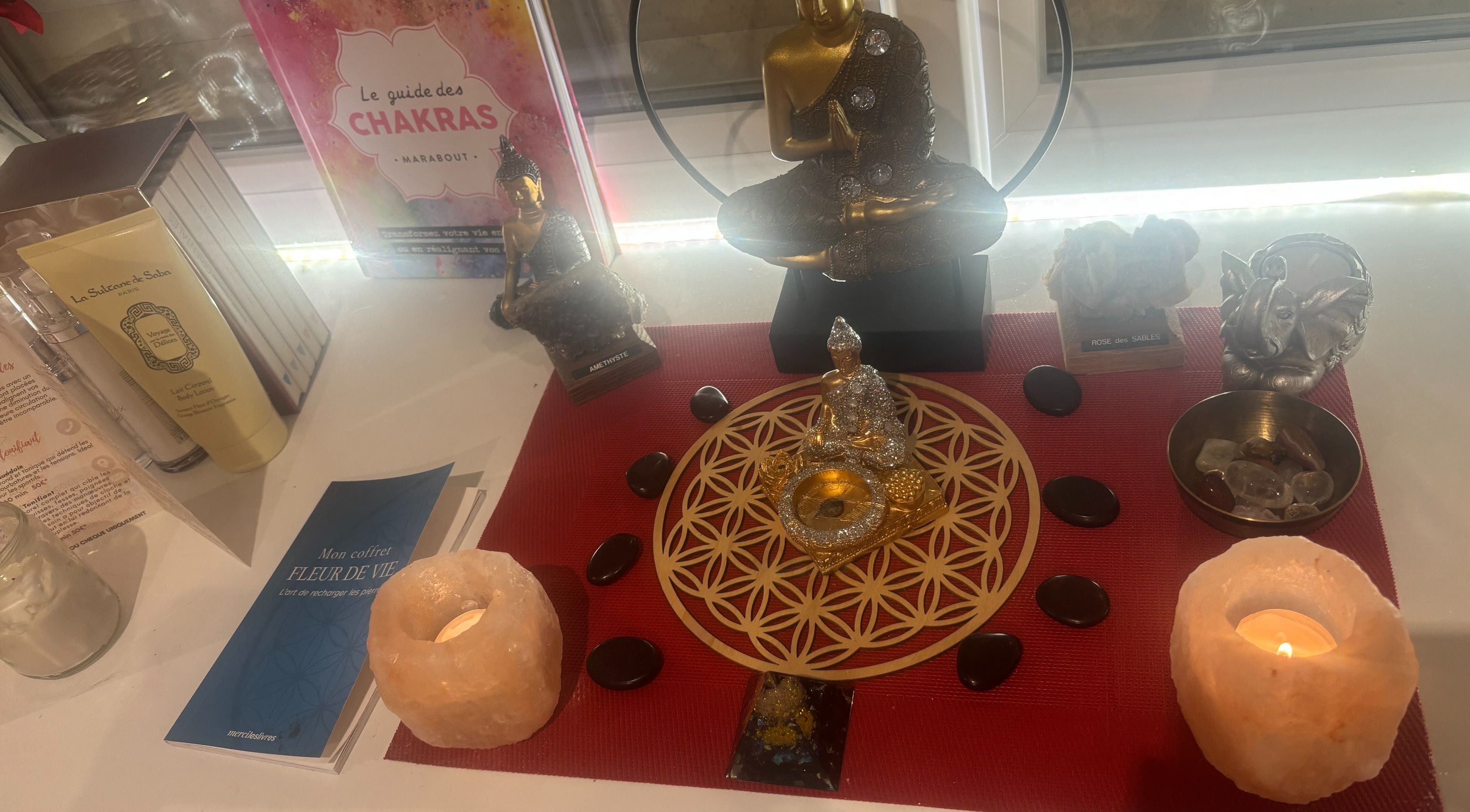 Décoration zen à BULLE MELODIEUSE, Totainville, Grand Est, FR, avec statues de Bouddha et bougies apaisantes.