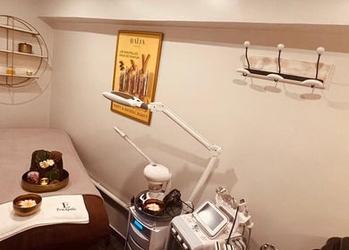 Salle de soin moderne au Gold Empire Spa, Paris, Île-de-France, FR avec équipements relaxants.