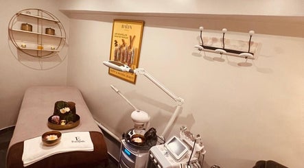 Salle de soin moderne au Gold Empire Spa, Paris, Île-de-France, FR avec équipements relaxants.