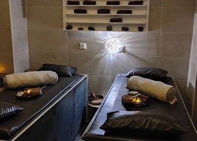 Deux tables de massage au Gold Empire Spa à Paris, Île-de-France, FR, dans une ambiance sereine.