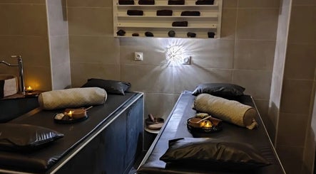 Deux tables de massage au Gold Empire Spa à Paris, Île-de-France, FR, dans une ambiance sereine.