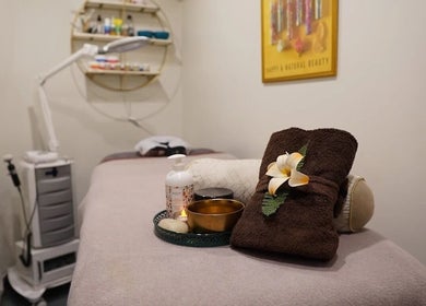 Salle de massage au Gold Empire Spa, Paris, Île-de-France, FR avec table et serviette aromatique.