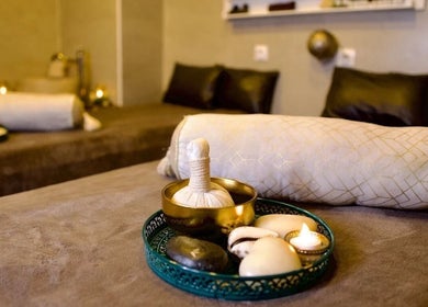 Ambiance apaisante à Gold Empire Spa, Paris, Île-de-France, FR avec table de massage et accessoires relaxants.
