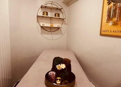 Salle de massage apaisante au Gold Empire Spa, Paris, Île-de-France, FR avec décoration élégante.