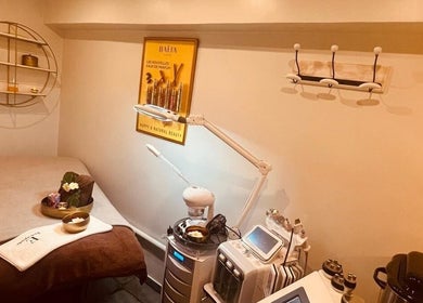 Salle de soins élégante au Gold Empire Spa, Paris, Île-de-france, FR avec équipements modernes.