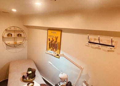 Salle de soins apaisante à Gold Empire Spa, Paris, Île-de-France, FR, avec table de massage et décoration zen.