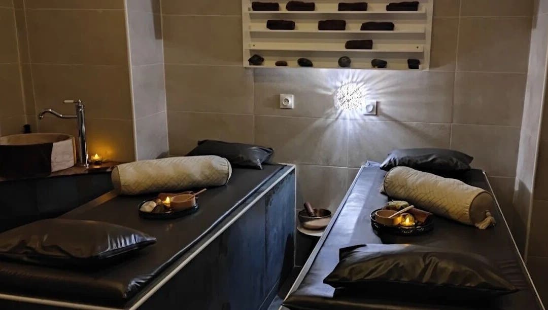 Salle de massage au Gold Empire Spa, Paris, Île-de-France, FR, avec tables et ambiance relaxante.