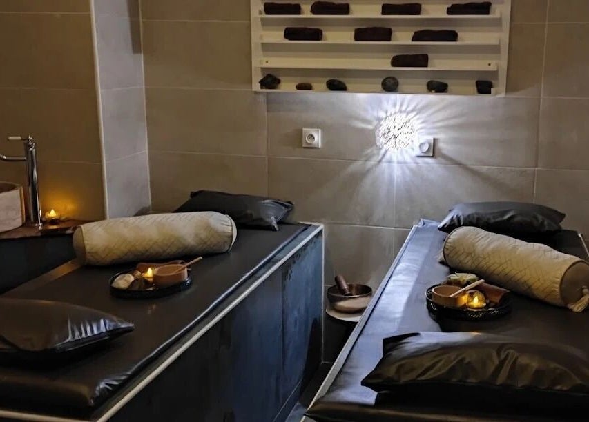 Salle de massage au Gold Empire Spa, Paris, Île-de-France, FR, avec tables et ambiance relaxante.
