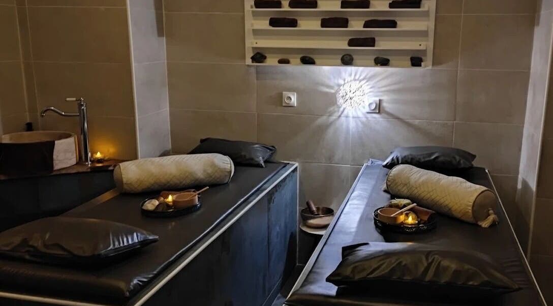 Salle de massage au Gold Empire Spa, Paris, Île-de-France, FR, avec tables et ambiance relaxante.