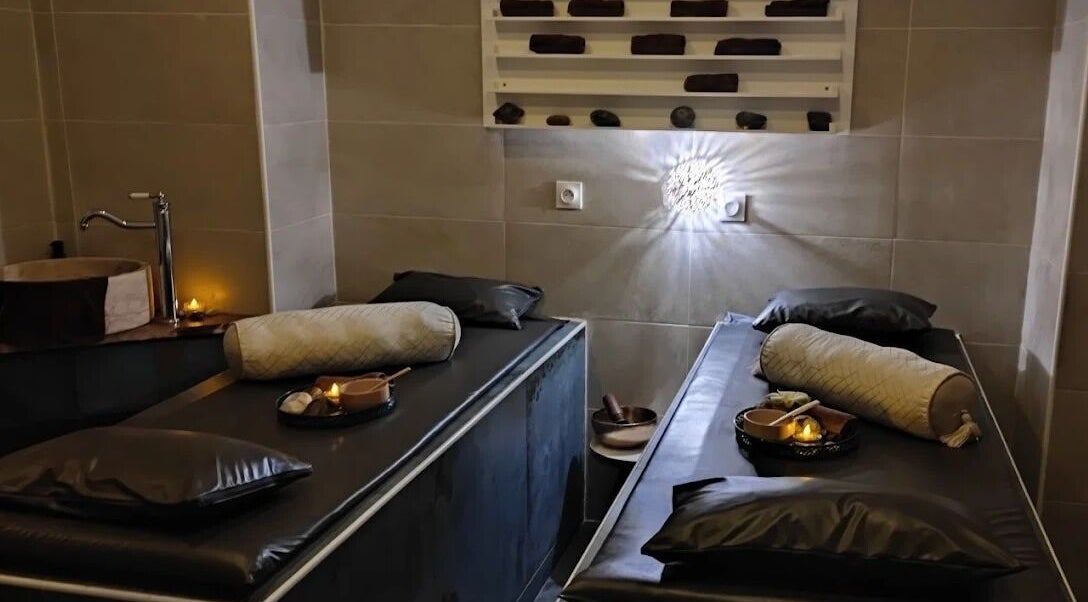 Salle de massage au Gold Empire Spa, Paris, Île-de-France, FR, avec tables et ambiance relaxante.