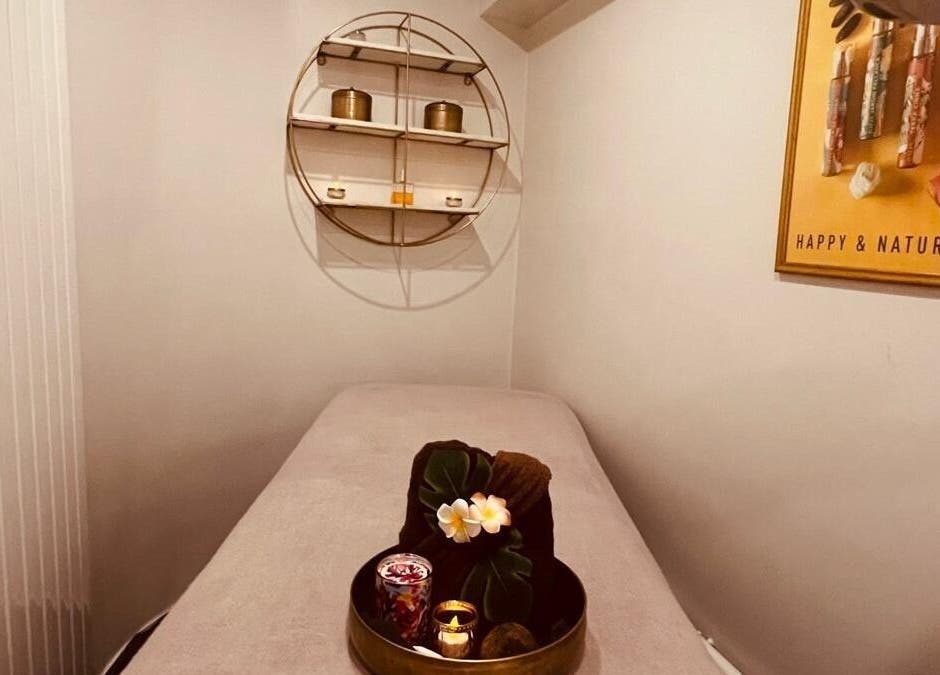 Salle de massage relaxante chez Gold Empire Spa, Paris, Île-de-France, FR, avec décor apaisant.