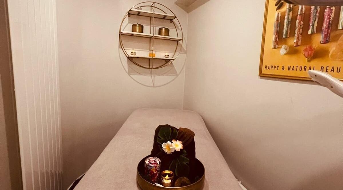 Salle de massage relaxante chez Gold Empire Spa, Paris, Île-de-France, FR, avec décor apaisant.