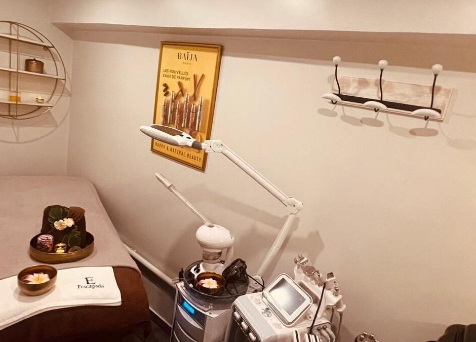 Salle de soins apaisante au Gold Empire Spa, Paris, Île-de-France, FR, avec table de massage et équipements modernes.