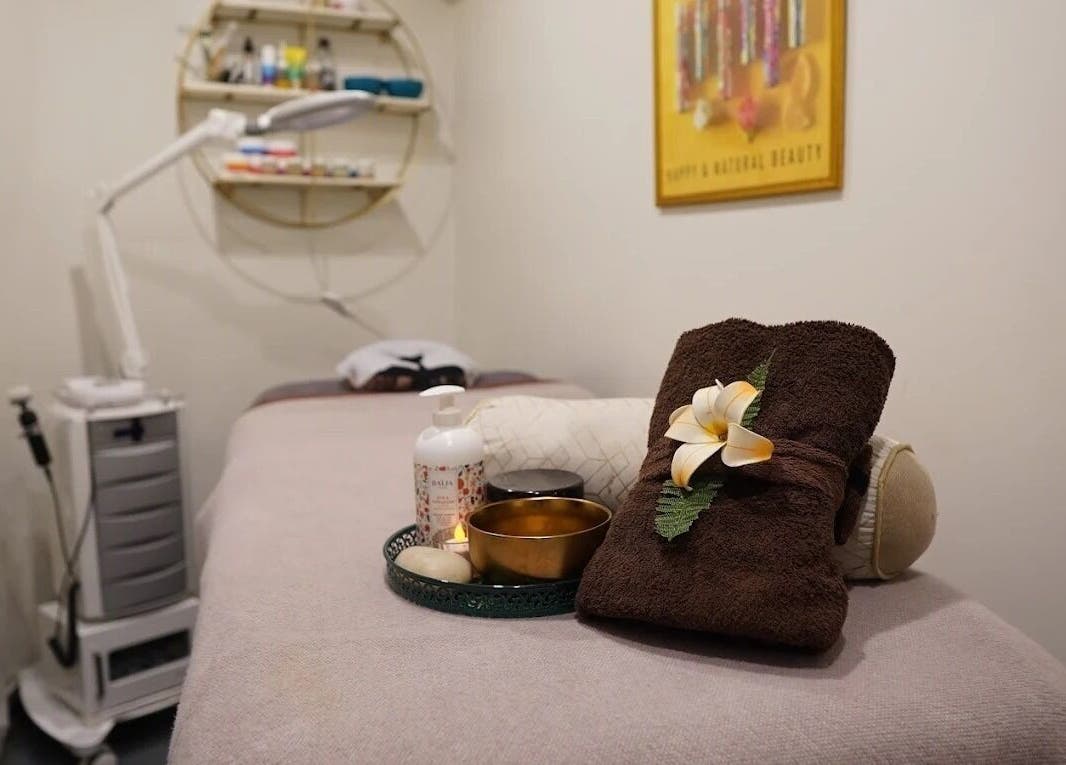 Table de massage élégante chez Gold Empire Spa, Paris, Île-de-France, FR, prête pour un soin relaxant.