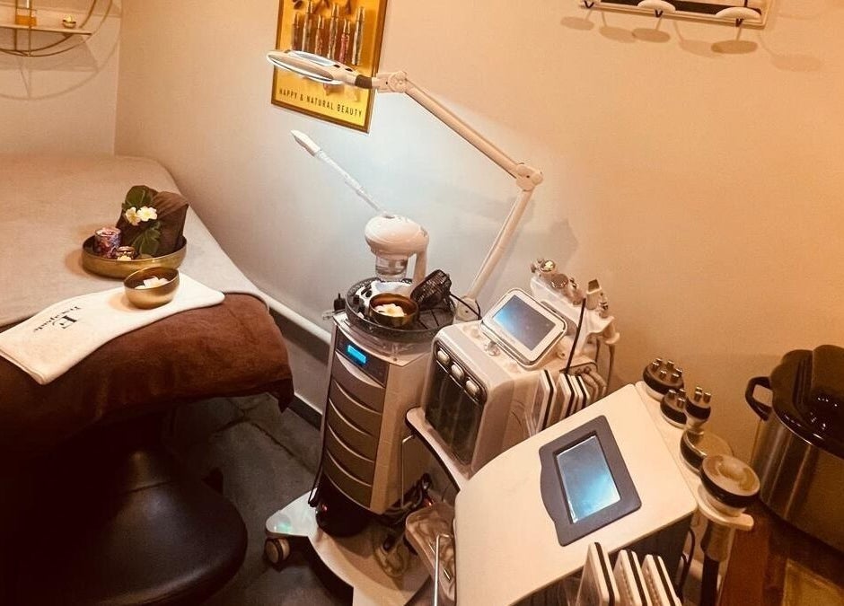 Cabine de soin moderne à Gold Empire Spa, Paris, Île-de-France, FR, avec équipements haut de gamme.